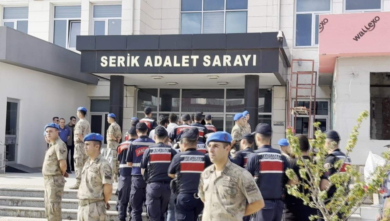ANTALYA’NIN SERİK İLÇESİNDE UYUŞTURUCU OPERASYONU DÜZENLENDİ. UYUŞTURUCU SATIŞI YAPTIĞI İDDİA...
