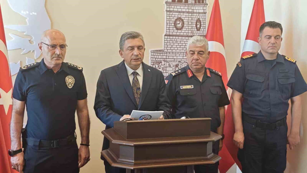 ANTALYA VALİSİ HULUSİ ŞAHİN, MAYIS AYI ASAYİŞ VE GÜVENLİK BİLGİLENDİRME TOPLANTISININ ARDINDAN...