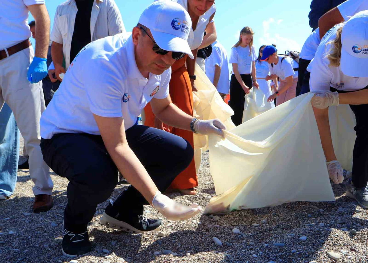 ANTALYA VALİSİ HULUSİ ŞAHİN VE YÜZLERCE ÖĞRENCİ, DÜNYACA ÜNLÜ KONYAALTI SAHİLİ’NDE ÇÖP TOPLAMAYA...