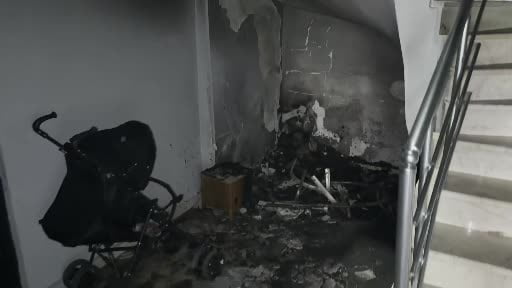 Apartman girişinde çıkan yangın dumanından 2 kişi etkilendi