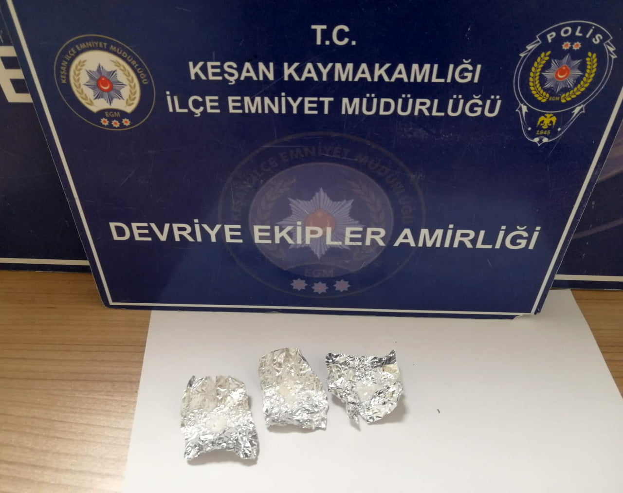 APILAN ÜST ARAMASINDA 3 ADET ALÜMİNYUM FOLYO İÇERİSİNDE 0.44 GR METAMFETAMİN ELE...