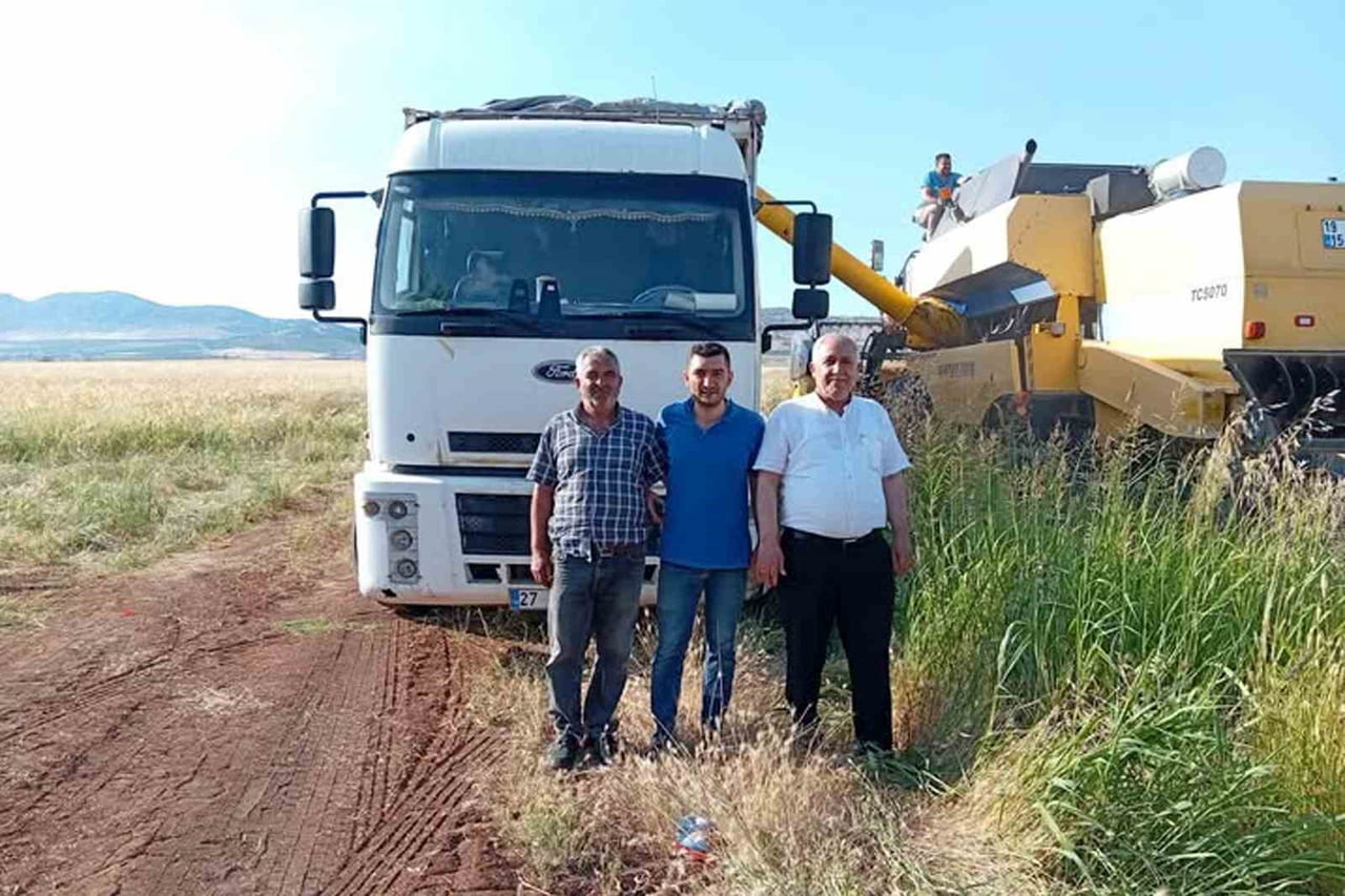 ARABAN OVASI’NDA GERÇEKLEŞTİRİLEN 2026 YILININ İLK ARPA HASADINDA BİR DÖNÜME 550 KİLOGRAM ARPA...