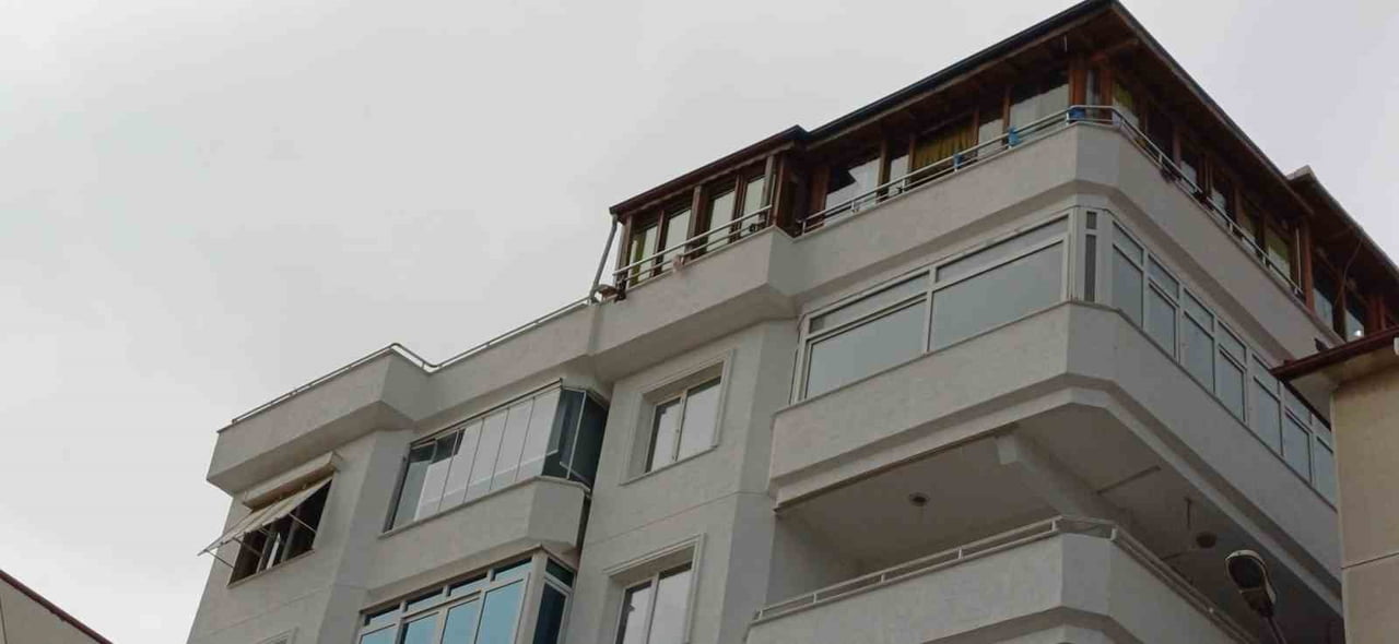 ARABESK MÜZİĞİN ÜNLÜ İSMİ GÜLLÜ'NÜN ÇINARCIK'TAKİ EVİNİN PENCERESİNDEN DÜŞEREK HAYATINI...