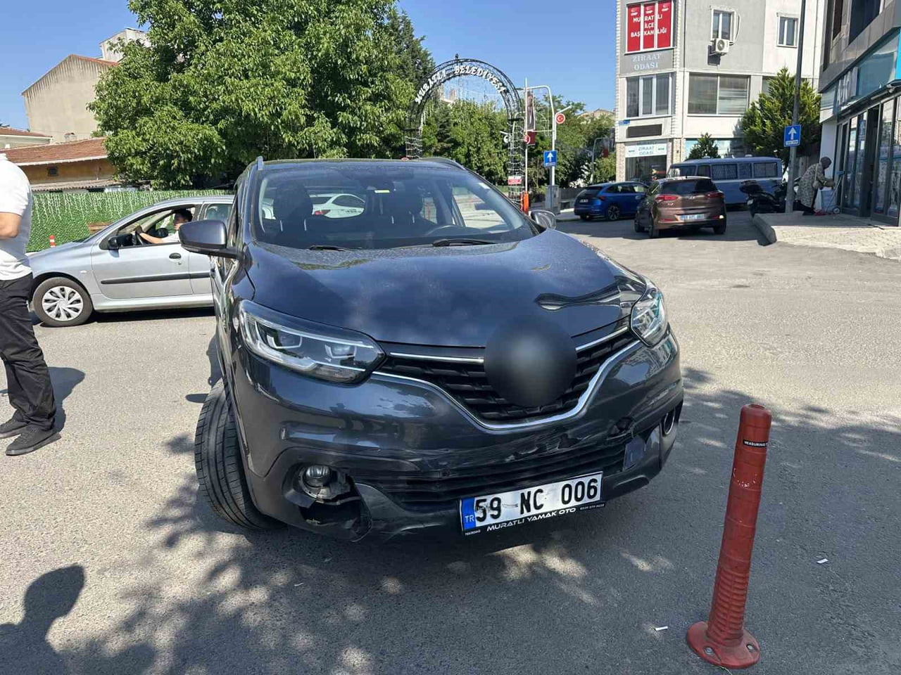 ARAÇ MOTOSİKLETE, MOTOSİKLET PARK HALİNDE BİR ARACA ÇARPTI.