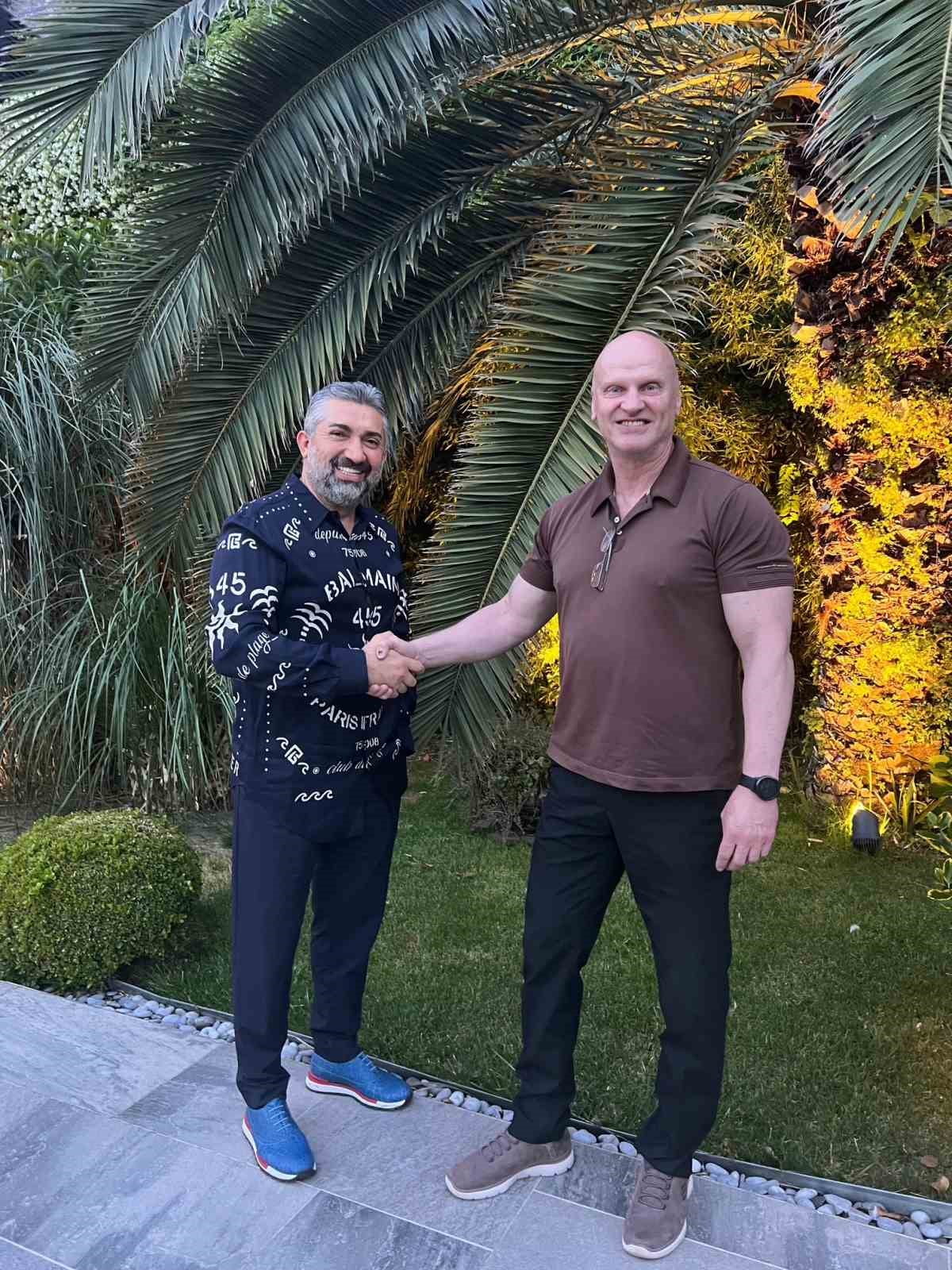 ARCA ÇORUM FK KULÜP SAHİBİ SAVAŞ BALÇIK, UZUN YILLAR İNGİLİZ FUTBOLUNUN DEV KULÜPLERİNDEN ARSENAL...