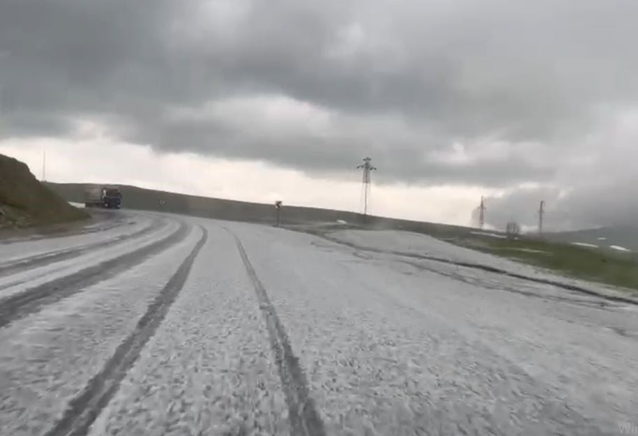 ARDAHAN'IN DAMAL İLE POSOF İLÇELERİ ARASINDA YER ALAN 2550 RAKIMLI ILGAR DAĞI GEÇİDİ'NDE DOLU...