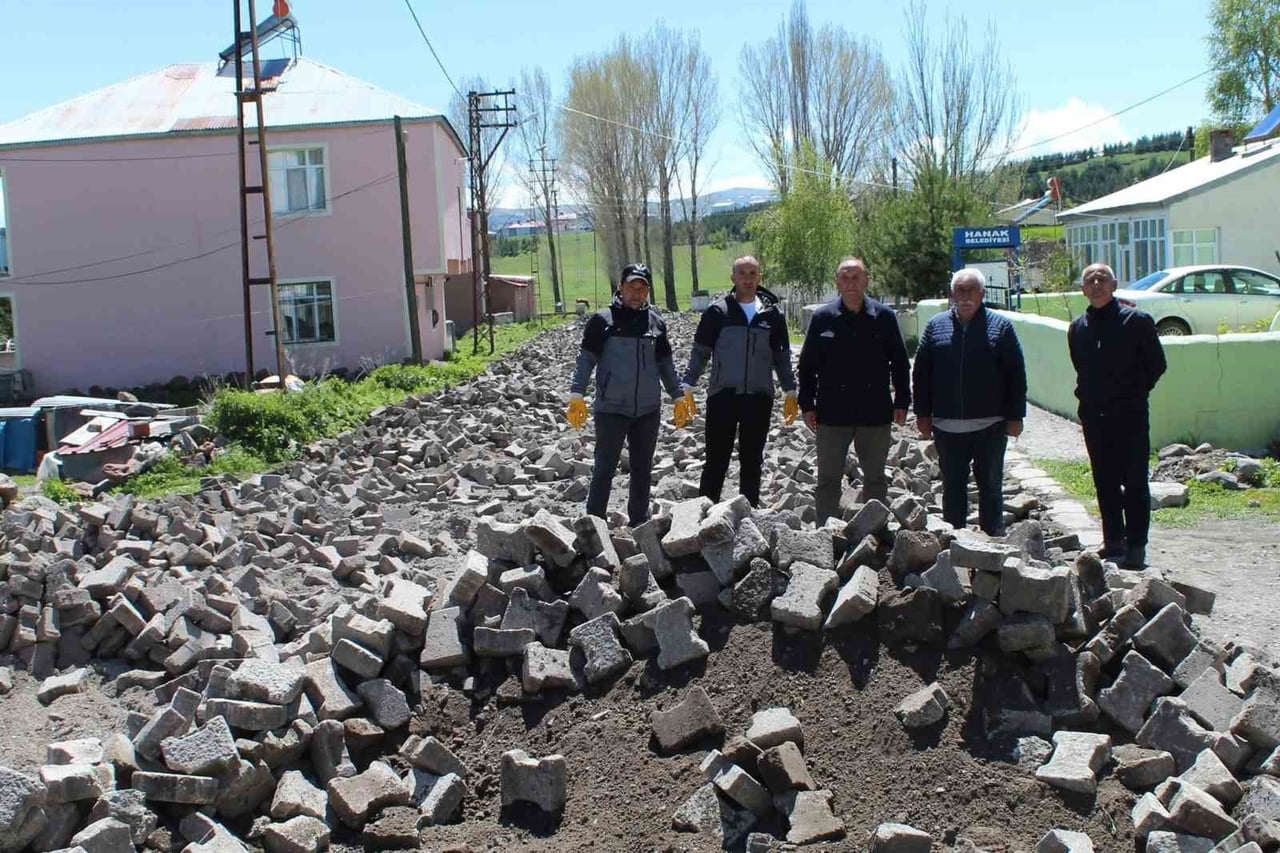 ARDAHAN'IN HANAK İLÇESİNDE BELEDİYE EKİPLERİ KİLİT PARKE ÇALIŞMASINA BAŞLADI. (OLGUN...