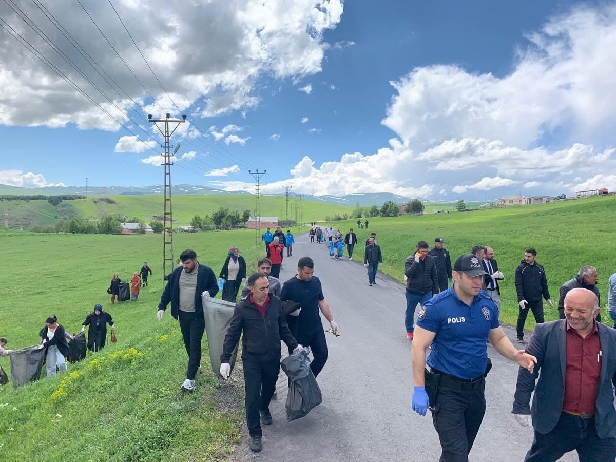 ARDAHAN'IN HANAK İLÇESİNDE ÇÖP TOPLAMA SEFERBERLİĞİ. (OLGUN YILDIZ/ARDAHAN-İHA)