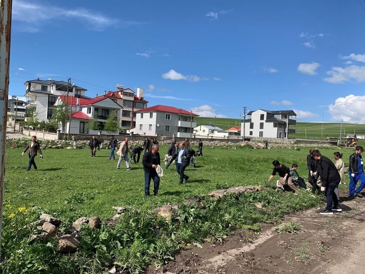 ARDAHAN'IN HANAK İLÇESİNDE ÇÖP TOPLAMA SEFERBERLİĞİ. (OLGUN YILDIZ/ARDAHAN-İHA)