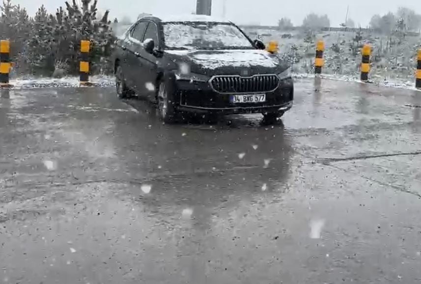 ARDAHAN'IN POSOF İLÇESİNDE YAYLADA HAYVANLARINI OTLATAN VATANDAŞLAR, ANİDEN BASTIRAN KARLA...