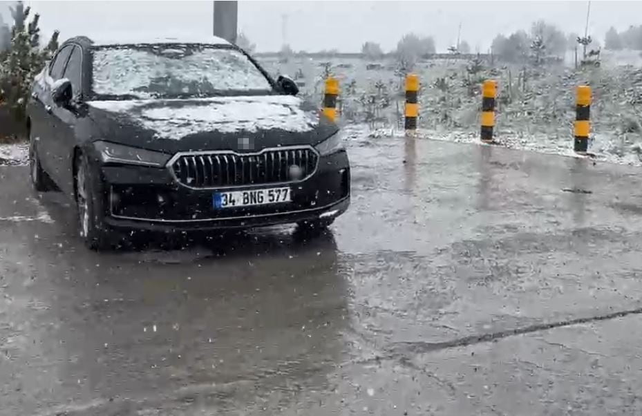 ARDAHAN'IN POSOF İLÇESİNDE YAYLADA HAYVANLARINI OTLATAN VATANDAŞLAR, ANİDEN BASTIRAN KARLA...