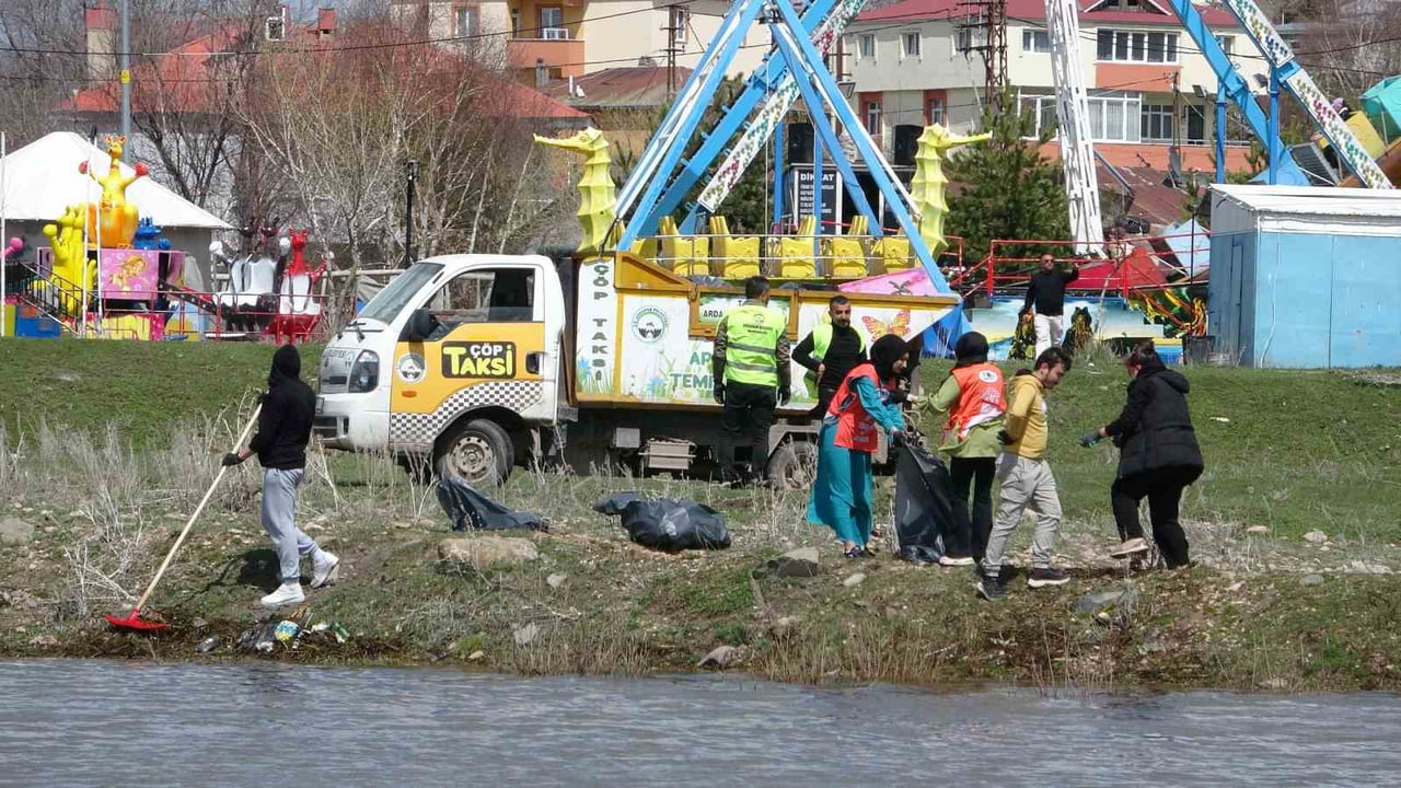 ARDAHAN ÜNİVERSİTESİ GASTRONOMİ BÖLÜMÜ ÖĞRENCİLERİ, KURA NEHRİ ÇEVRESİNDE ÇÖP...