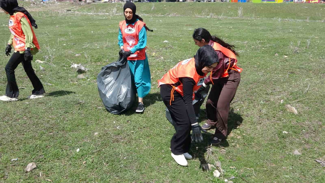 ARDAHAN ÜNİVERSİTESİ GASTRONOMİ BÖLÜMÜ ÖĞRENCİLERİ, KURA NEHRİ ÇEVRESİNDE ÇÖP...