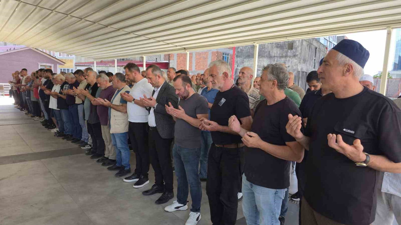 ARDEŞEN İLÇESİNDEKİ MERKEZ CAMİİ’NDE İKİNDİ NAMAZINI MÜTEAKİP KILINAN CENAZE NAMAZININ ARDINDAN...