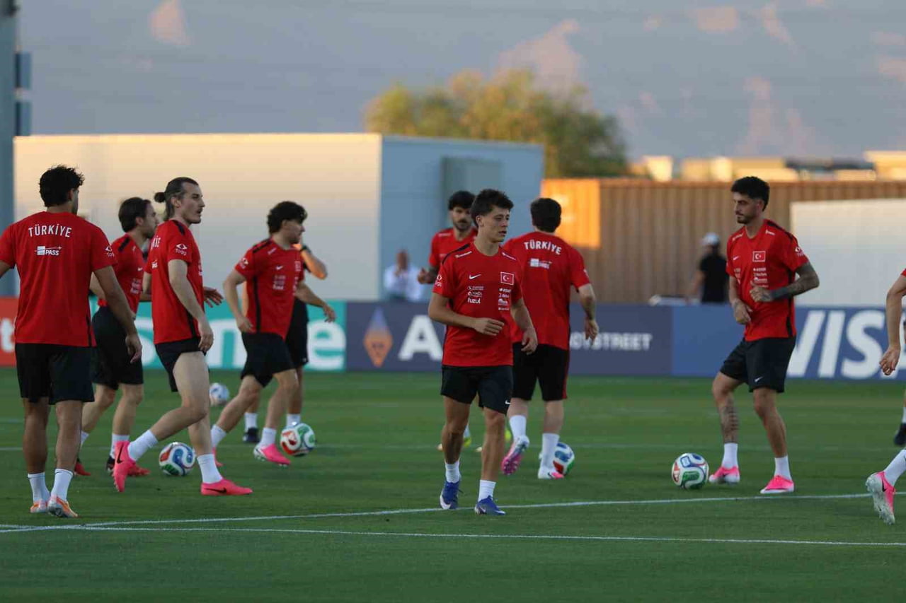 ARİZONA'DA BULUNAN ATHLETİC GROUNDS'TA TEKNİK DİREKTÖR VİNCENZO MONTELLA YÖNETİMİNDE İLK 15...