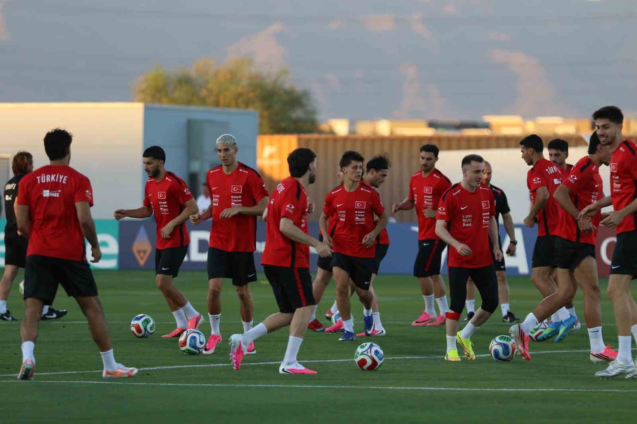 ARİZONA'DA BULUNAN ATHLETİC GROUNDS'TA TEKNİK DİREKTÖR VİNCENZO MONTELLA YÖNETİMİNDE İLK 15...
