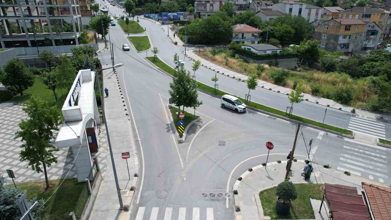 ARNAVUTKÖY'DE ESKİ EDİRNE ASFALTI CADDESİ İLE MEKKE CADDESİ'NİN KESİŞİMİNDEKİ KAVŞAK, MAHALLE...