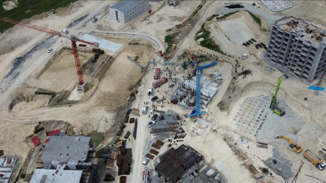 ARNAVUTKÖY'DE İNŞAAT ŞANTİYESİNDE VİNÇ DEVRİLDİ.