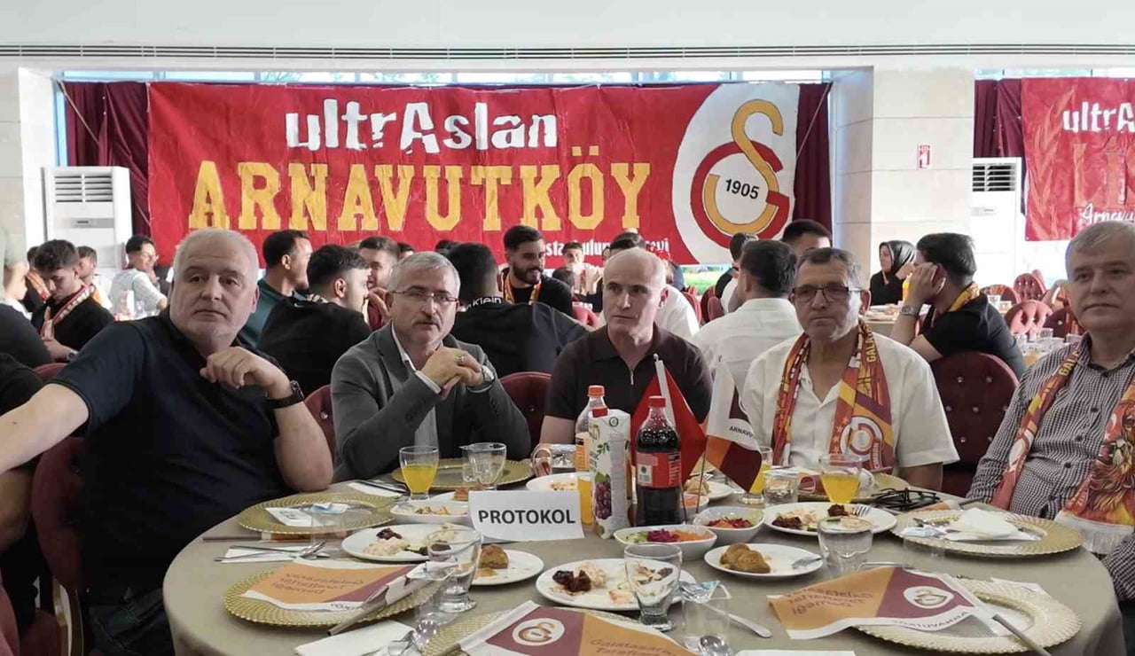 ARNAVUTKÖY’DE GALATASARAYLILAR HEM 26. ŞAMPİYONLUĞU HEM DE DERNEKLERİNİN 10. YILINI KUTLADI