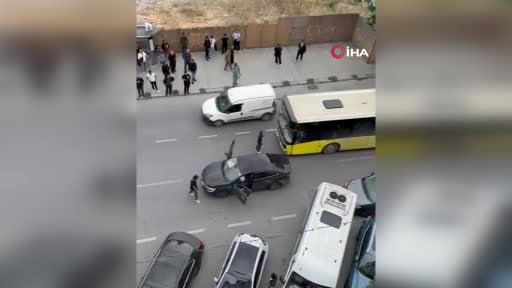 Arnavutköy’de İETT otobüsü otomobille çarpıştı: Sürücü sinir krizi geçirdi