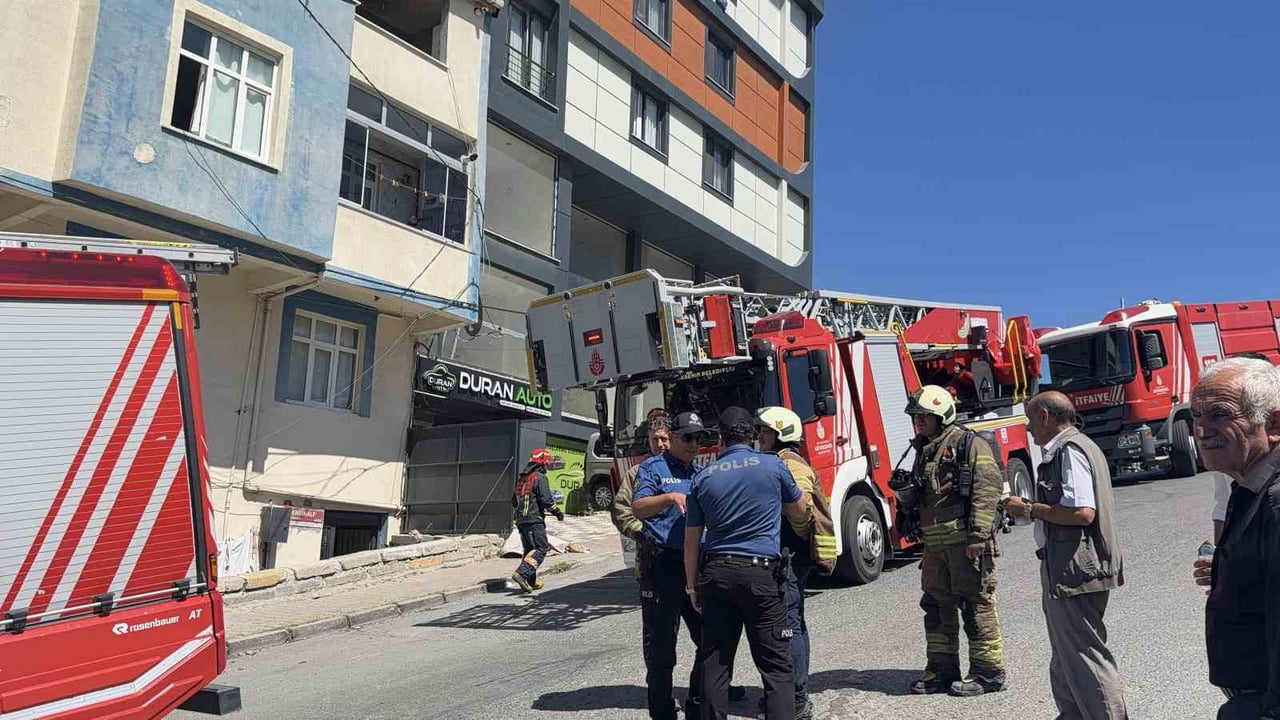 ARNAVUTKÖY İLÇESİNDE DÖRT KATLI BİR BİNANIN ÇATI KATINDA ÇIKAN YANGIN PANİĞE NEDEN OLDU.