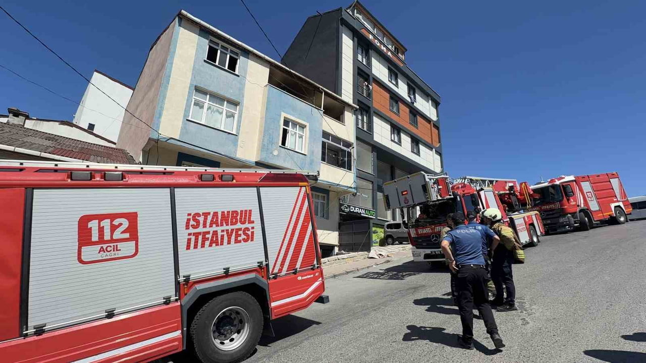 ARNAVUTKÖY İLÇESİNDE DÖRT KATLI BİR BİNANIN ÇATI KATINDA ÇIKAN YANGIN PANİĞE NEDEN OLDU.