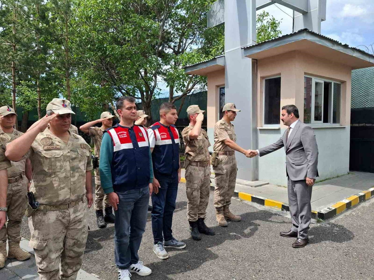 ARPAÇAY KAYMAKAMI AKKÖZ’DEN KURUMLARA VEDA ZİYARETİ(KARS-İHA)