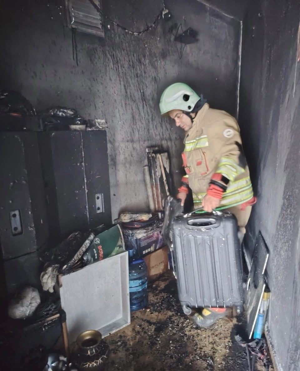 ARSUZ İLÇESİ ÇETİLLİK MAHALLESİ’NDE BİR EVİN DEPO BÖLÜMÜNDE ÇIKAN YANGIN, EKİPLERİN HIZLI...