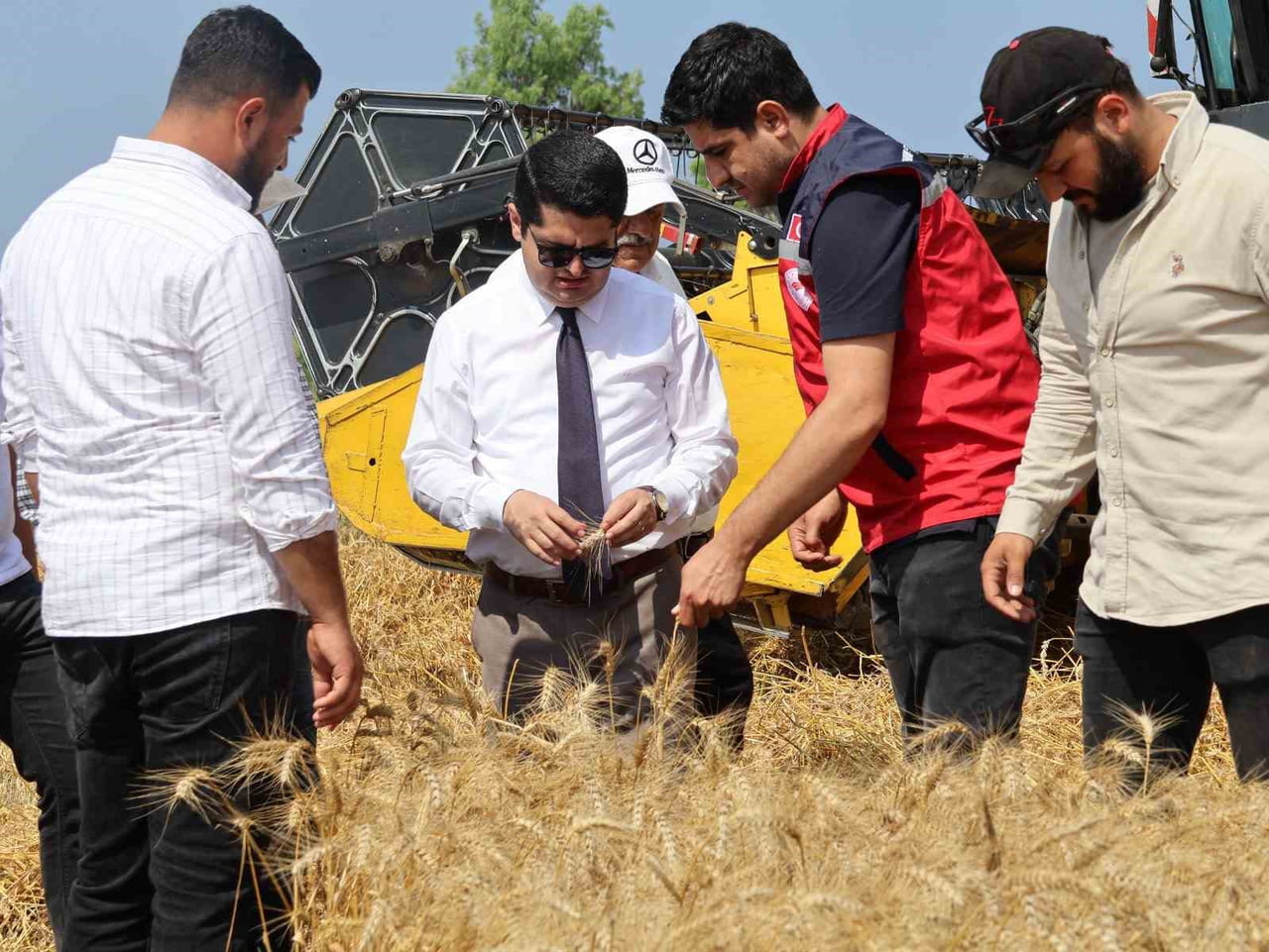 ARSUZ KAYMAKAMI FATİH EROĞLU, ÜÇGÜLLÜK MAHALLESİ’NDE GERÇEKLEŞTİRİLEN BUĞDAY HASADINA KATILARAK...