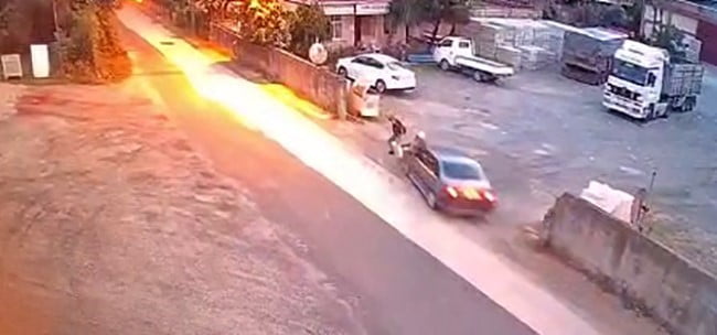 ARTVİN'DE KONTROLDEN ÇIKAN OTOMOBİL 2 YAYAYA ÇARPTI