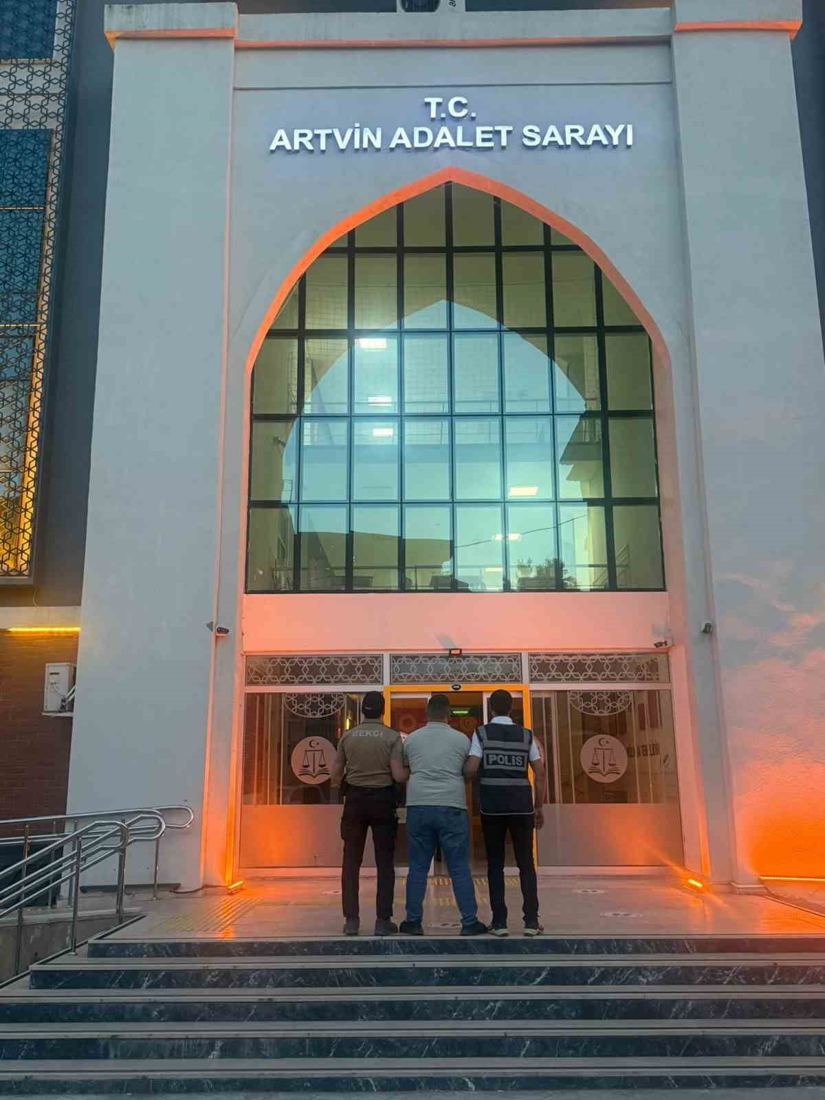 ARTVİN'İN ARDANUÇ İLÇESİNDE POLİS EKİPLERİNCE GERÇEKLEŞTİRİLEN ÇALIŞMADA, CEZAEVİNDEN FİRAR ETTİĞİ...
