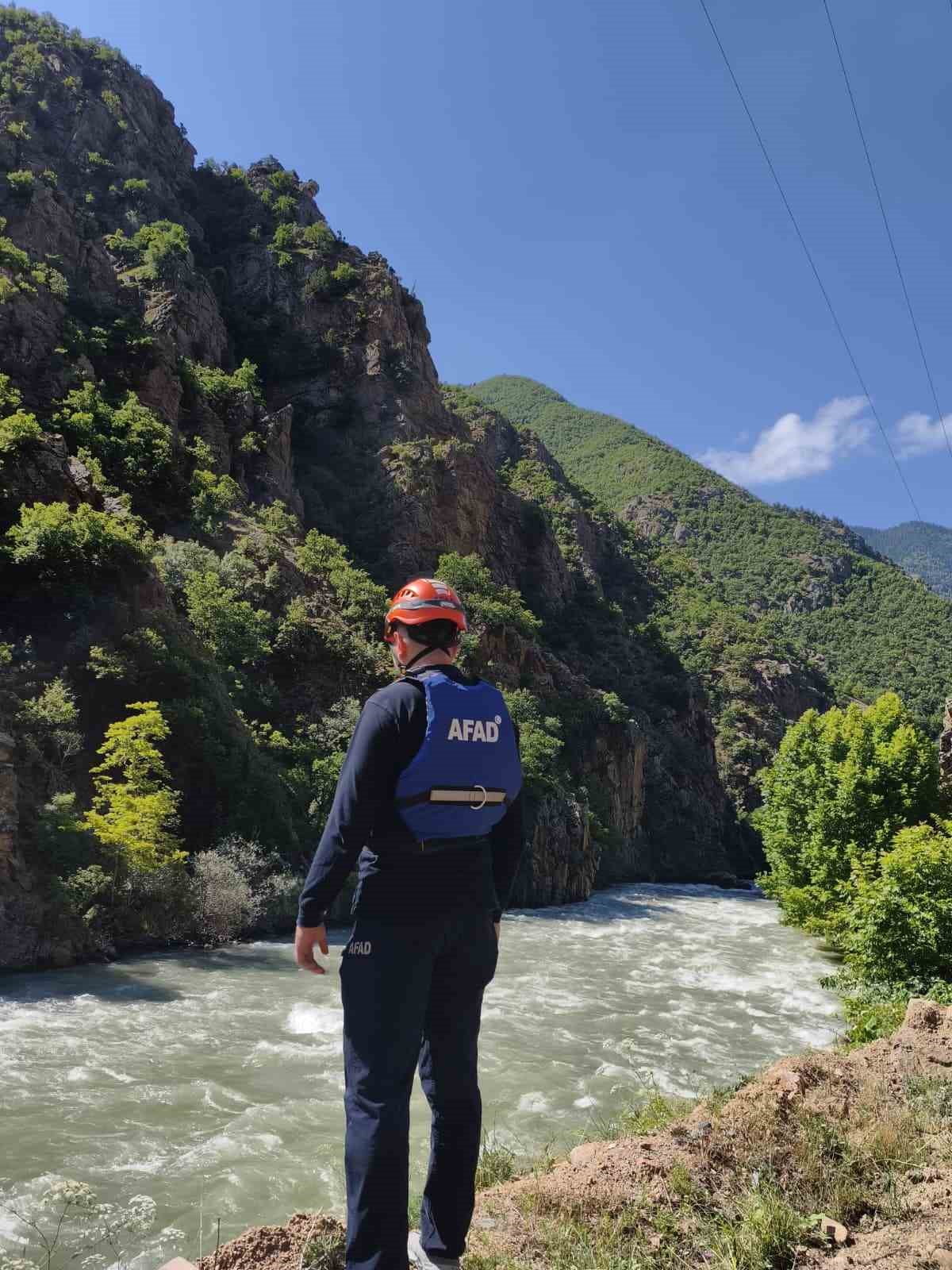 ARTVİN'İN ŞAVŞAT İLÇESİNDE DEREYE DEVRİLEN KAMYONDA KAYBOLAN BABA VE OĞULU BULMAK İÇİN YÜRÜTÜLEN...