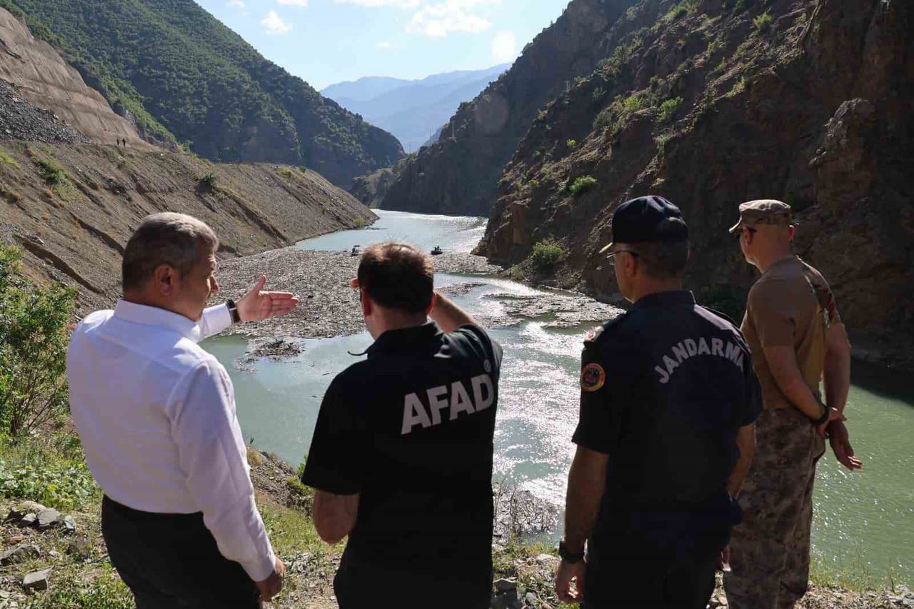 ARTVİN'İN ŞAVŞAT İLÇESİNDE KAMYONUN DEREYE DEVRİLMESİ SONUCU KAYBOLAN BABA VE OĞLUNDAN OĞLUN...
