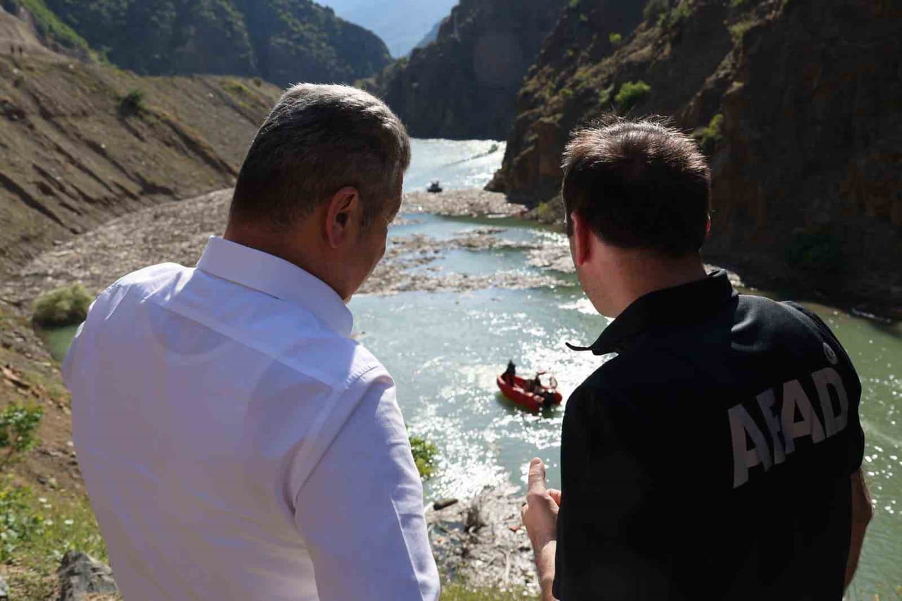 ARTVİN'İN ŞAVŞAT İLÇESİNDE KAMYONUN DEREYE DEVRİLMESİ SONUCU KAYBOLAN BABA VE OĞLUNDAN OĞLUN...