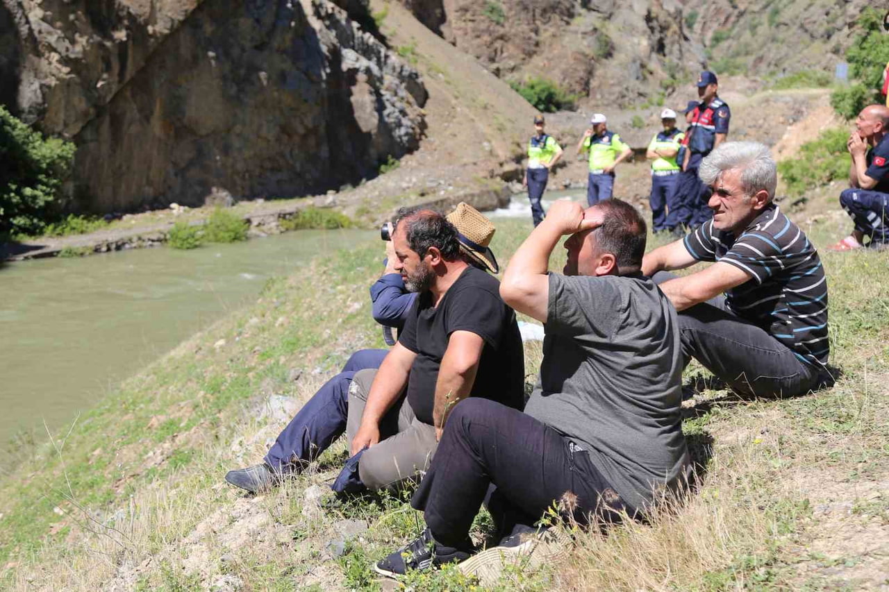 ARTVİN'İN ŞAVŞAT İLÇESİNDE KAMYONUN DEREYE DEVRİLMESİ SONUCU KAYBOLAN BABA VE OĞLUNU ARAMA...