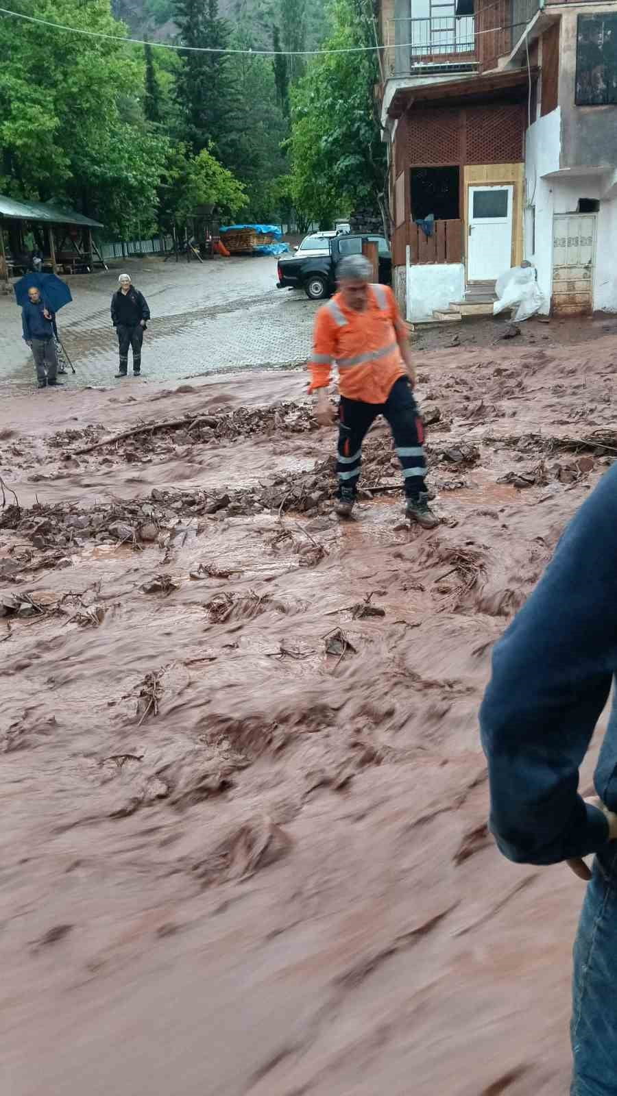 ARTVİN’DE SAĞANAK YAĞIŞ SONRASI YUKARI MADEN KÖYÜNDE DERE SULARI YÜKSELEREK TAŞKINA NEDEN OLDU....