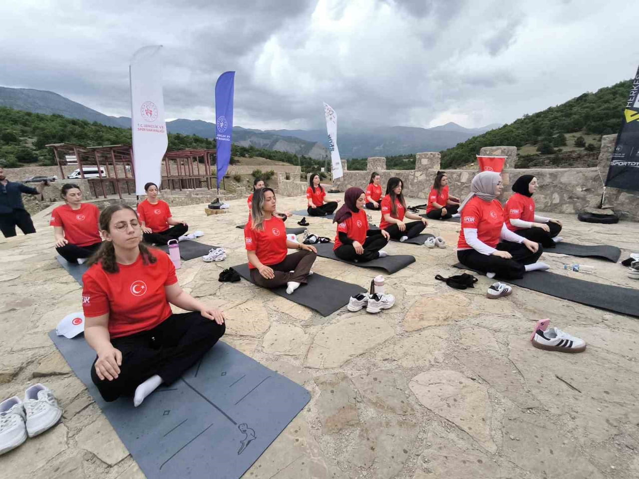 ARTVİN’İN ARDANUÇ İLÇESİNDEKİ CEHENNEM DERESİ KANYONU’NDA 21 HAZİRAN DÜNYA YOGA GÜNÜ KAPSAMINDA...