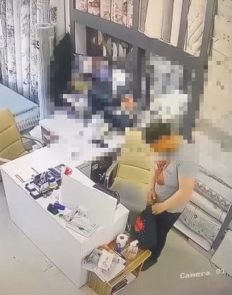 ARTVİN’İN HOPA İLÇESİNDE BİR İŞ YERİNDEN ÇANTA ÇALAN ŞÜPHELİ, GÜVENLİK KAMERALARINA YANSIYAN...