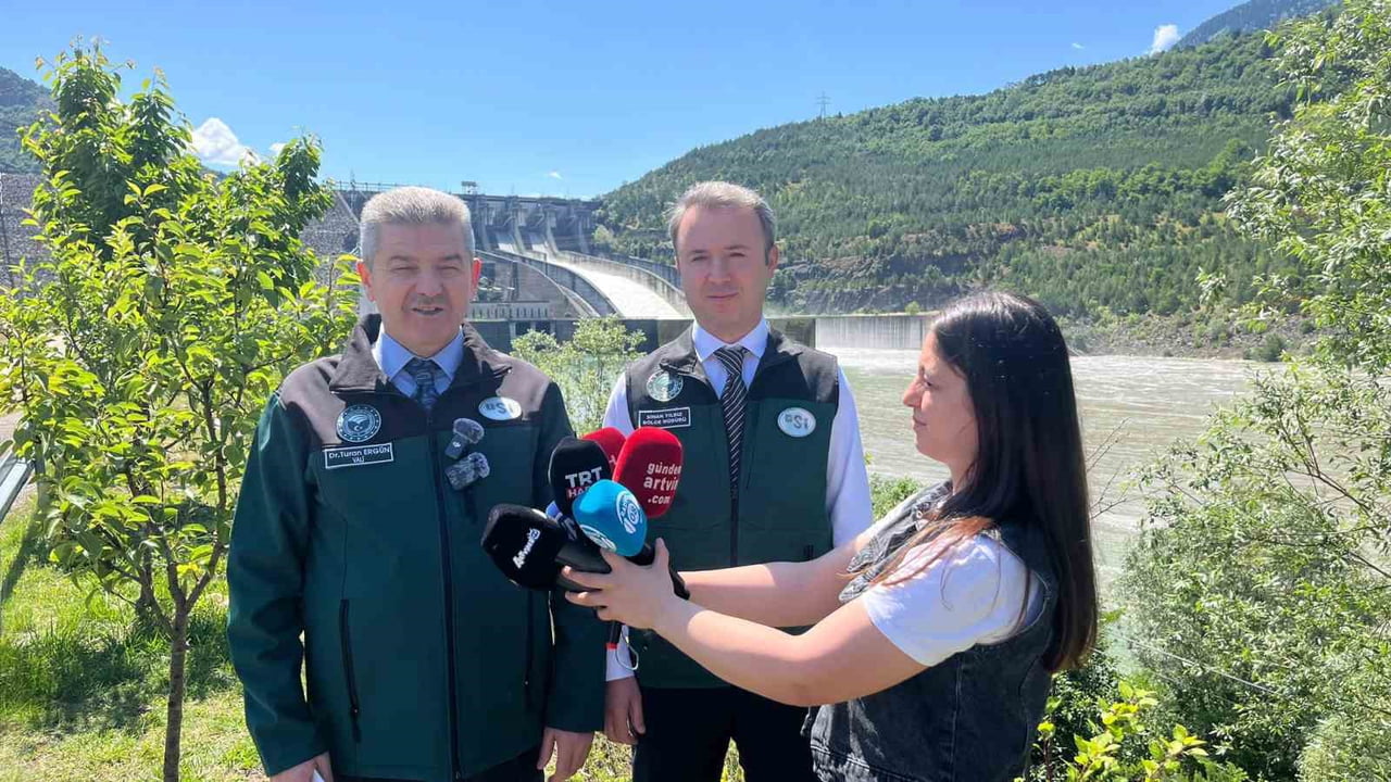 ARTVİN VALİSİ DR. TURAN ERGÜN, BORÇKA BARAJI'NDA YAPTIĞI AÇIKLAMADA, ÇORUH VADİSİ ÜZERİNDEKİ...