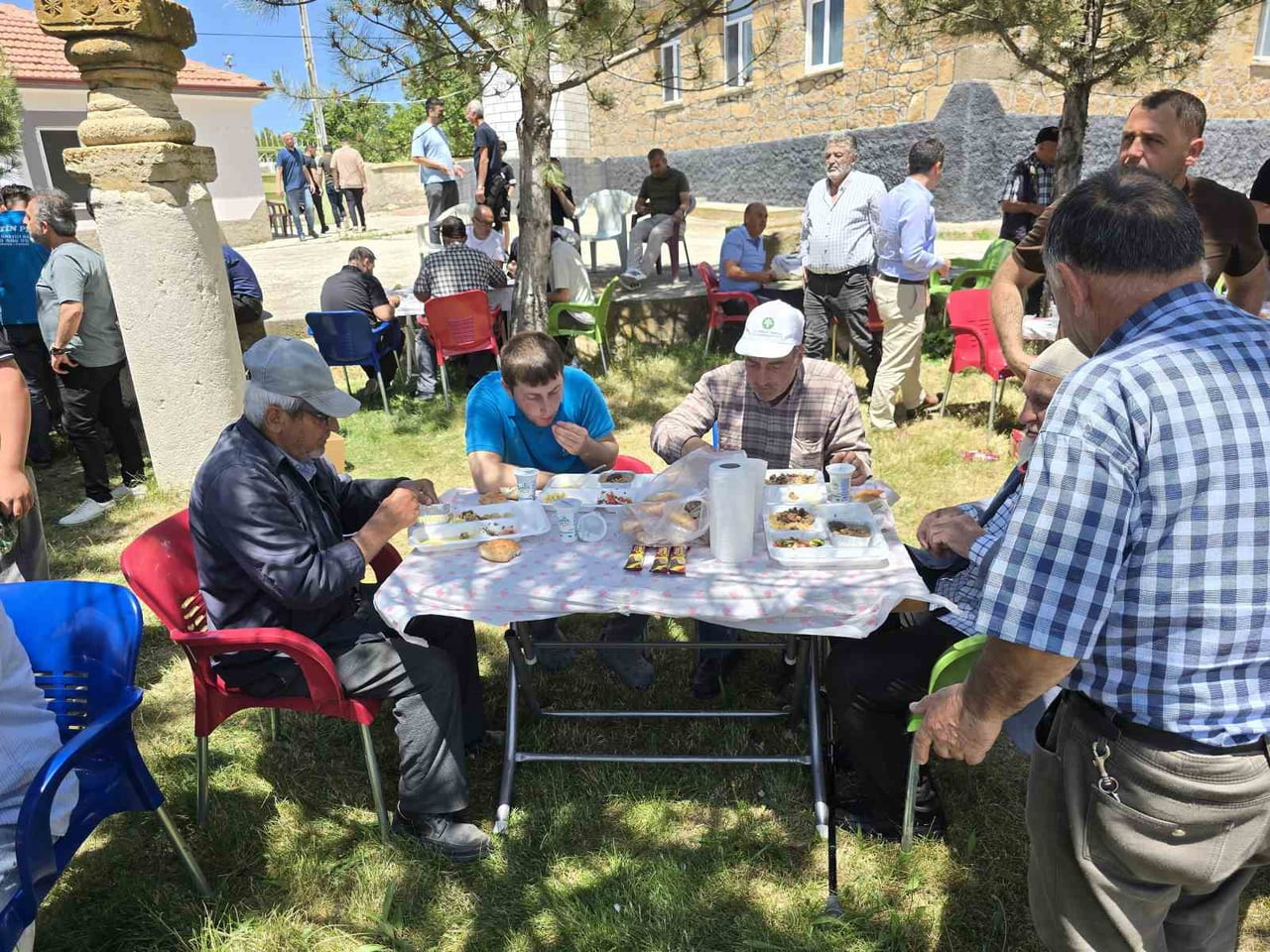 AŞAĞIKARAKAYA KÖYÜNDE YEMEK VE AŞURE İKRAM EDİLDİ.