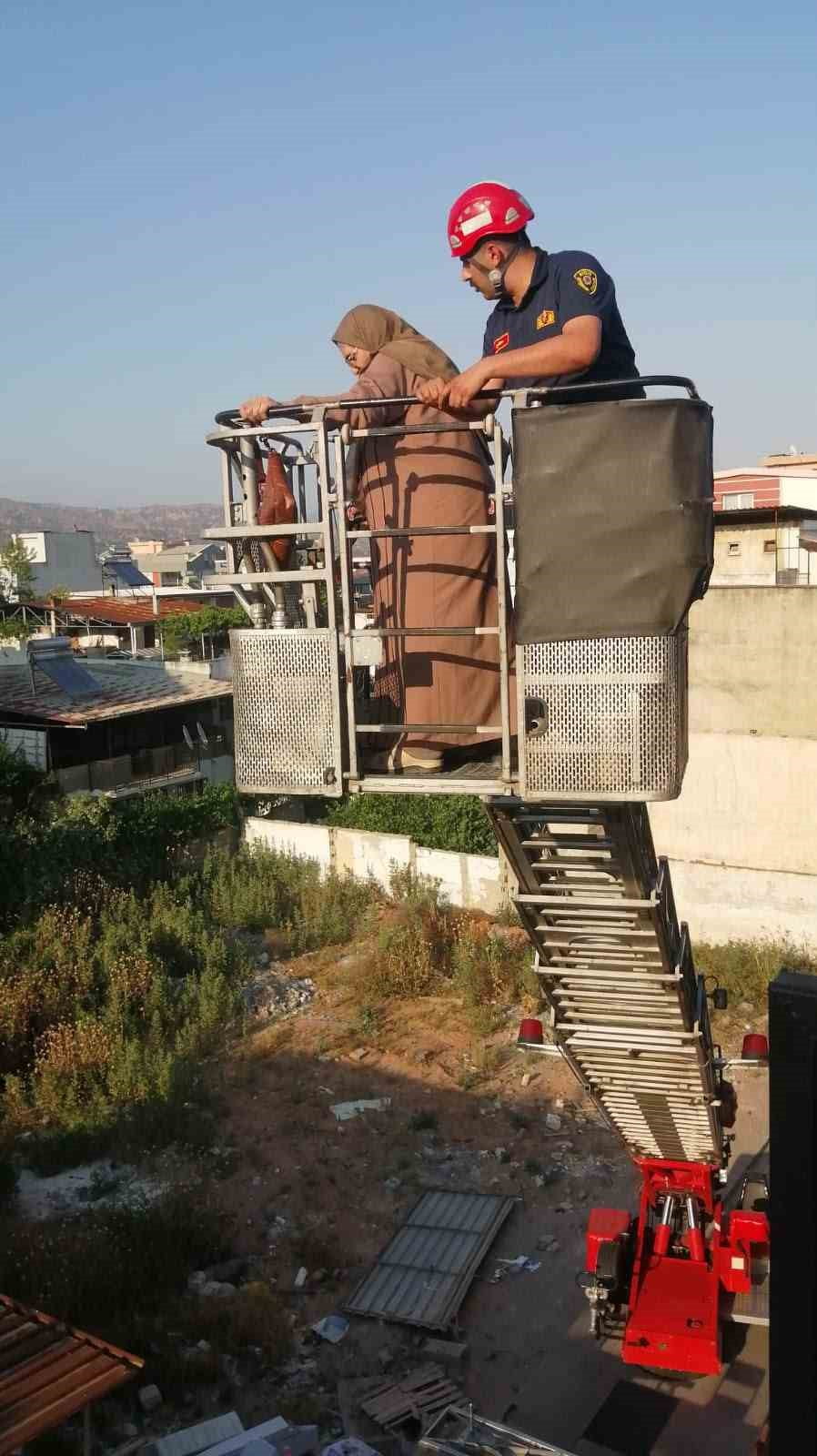 ASANSÖRDE MAHSUR KALAN YAŞLI KADIN KENDİNİ KURTARANLARA VE DEVLETE BOL BOL DUA ETTİ