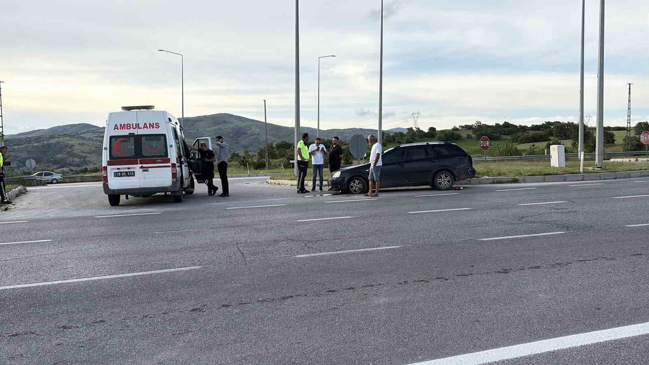 ASFALT YÜKLÜ TANKERLE OTOMOBİLİN ÇARPIŞMASI NETİCESİNDE MEYDANA GELEN KAZADA EKİPLER MÜDAHALEDE...
