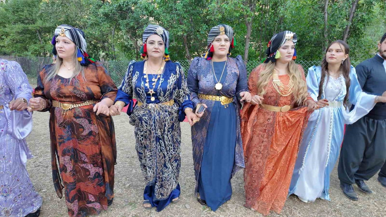 AŞİRETLERİN GELENEĞİ OLAN PUŞİLER DÜĞÜNLERE RENK KATIYOR.