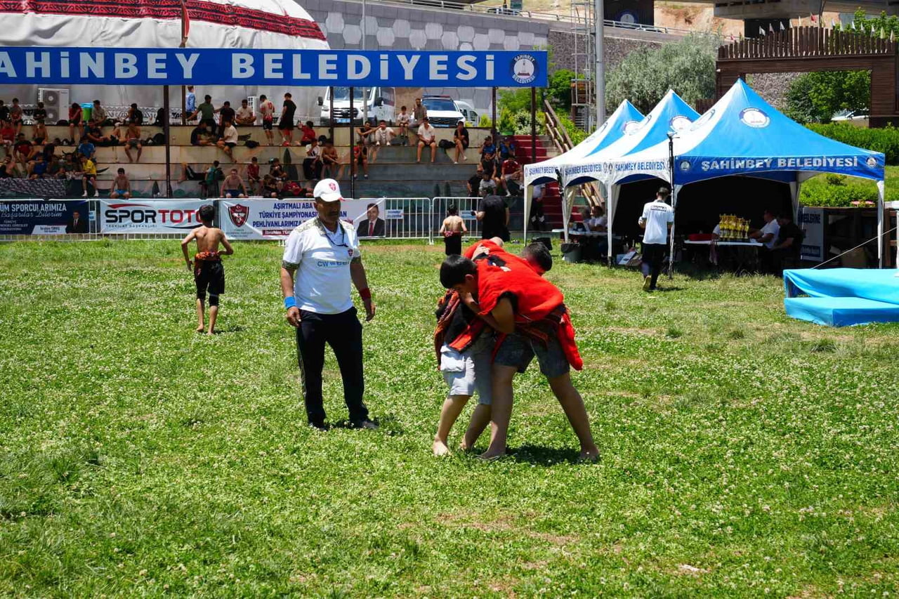AŞIRTMALI ABA GÜREŞİ TÜRKİYE ŞAMPİYONASI ŞAHİNBEY ER MEYDANINDA BAŞLADI