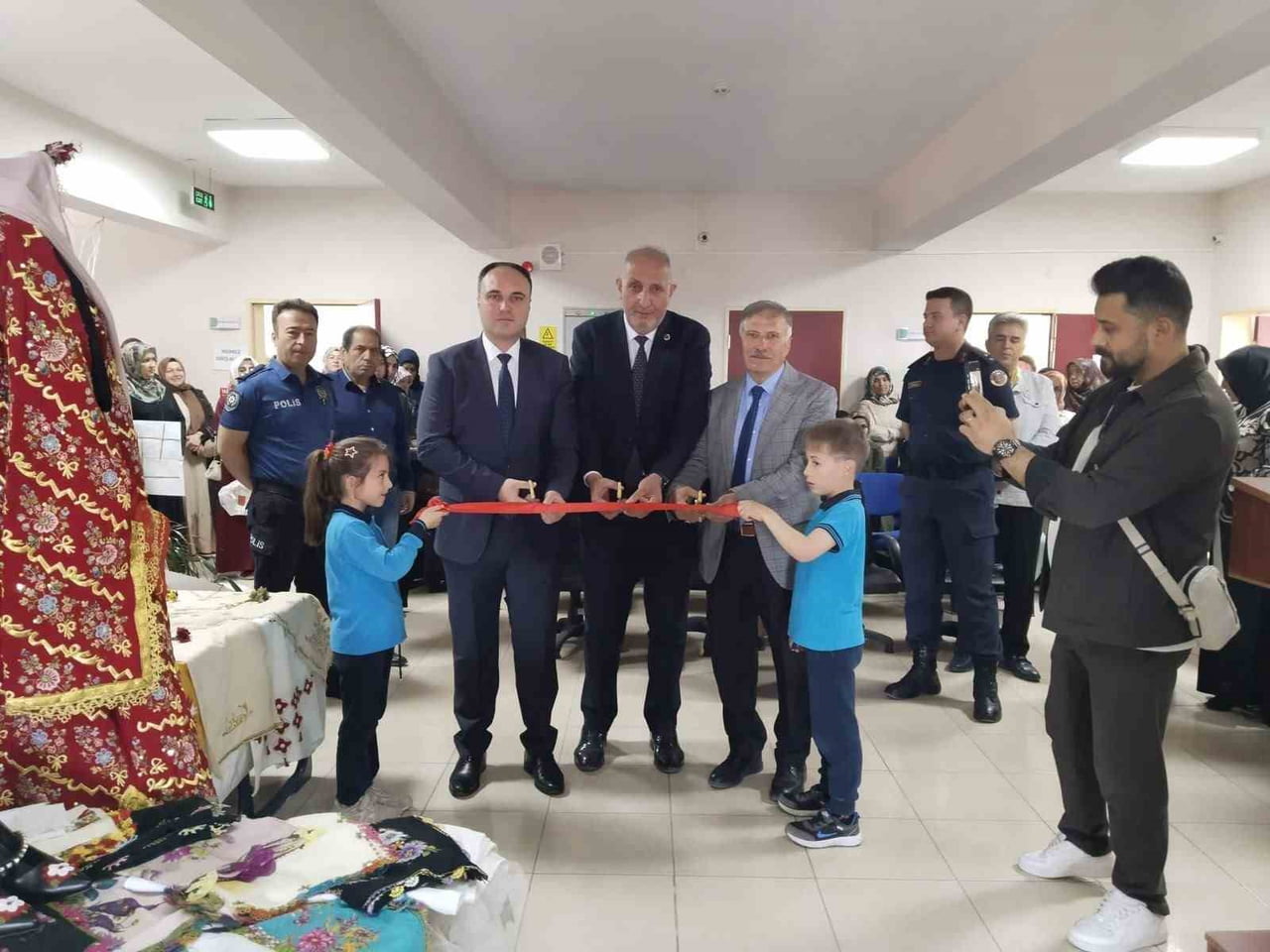 ASLANAPA’DA YILSONU SERGİSİ AÇILDI