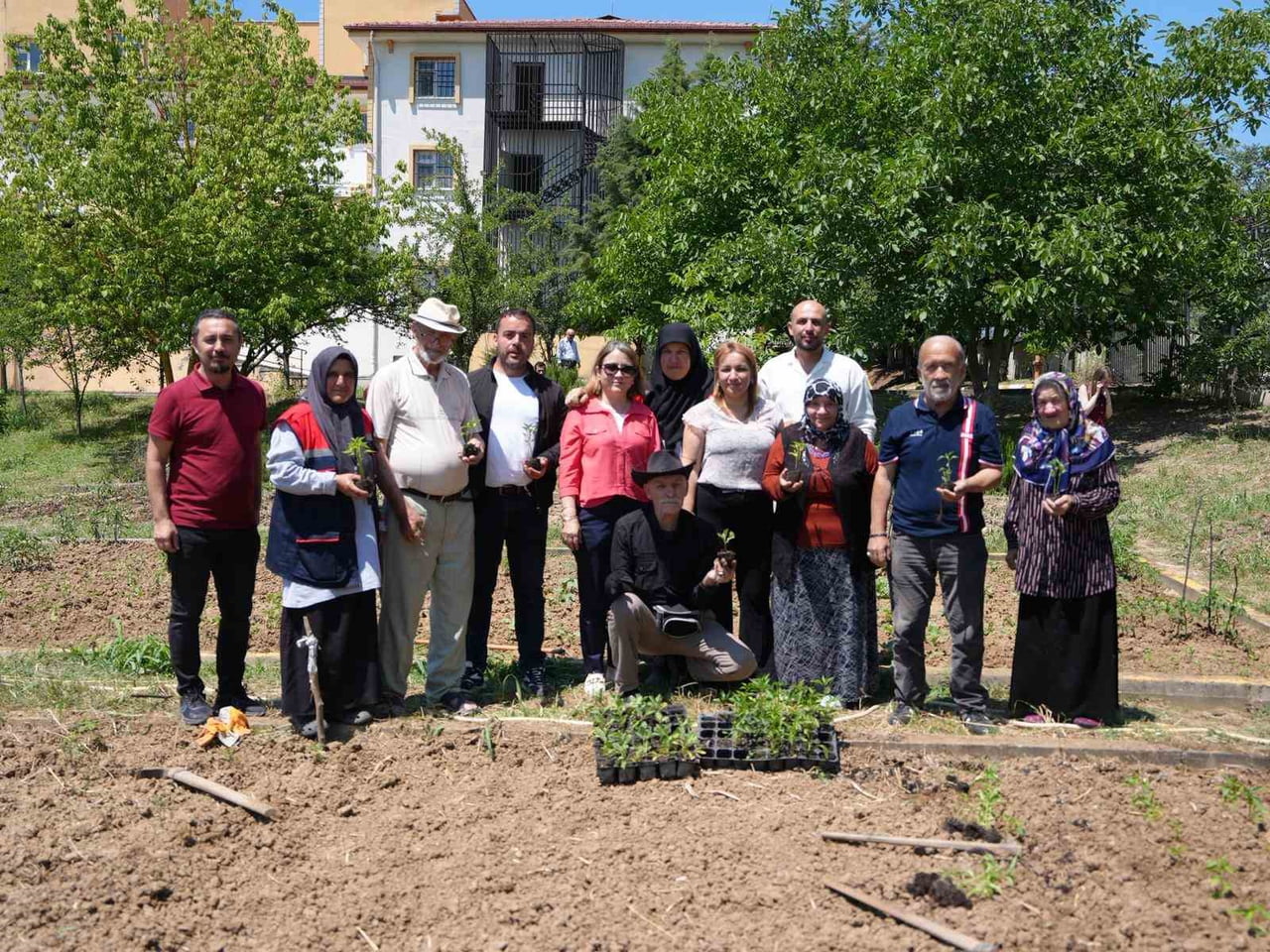 ATA TOHUMUNDAN ELDE EDİLEN FİDELER, ERTAN UÇAR ALZHEİMER HASTALARI GÜNDÜZ BAKIM MERKEZİ İLE...