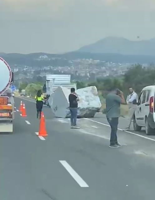 ATAĞAN-BODRUM KARAYOLUNDA AKŞAM SAATLERİNDE SEYİR HALİNDEKİ BİR KAMYONDAN DÜŞEN TONLARCA...