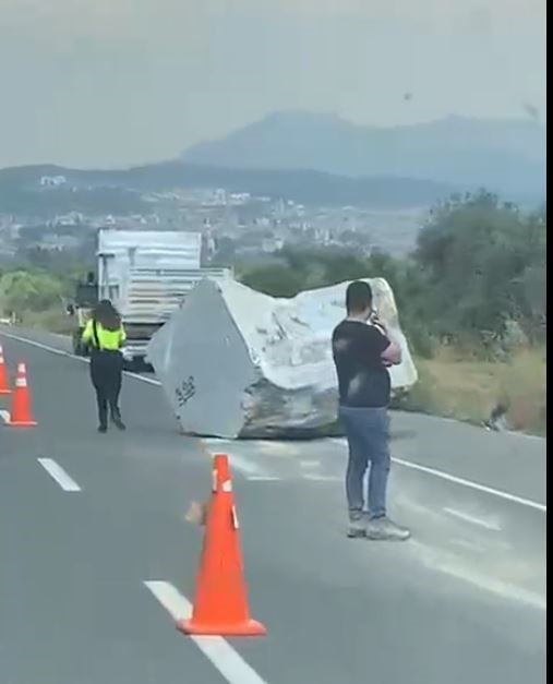 ATAĞAN-BODRUM KARAYOLUNDA AKŞAM SAATLERİNDE SEYİR HALİNDEKİ BİR KAMYONDAN DÜŞEN TONLARCA...