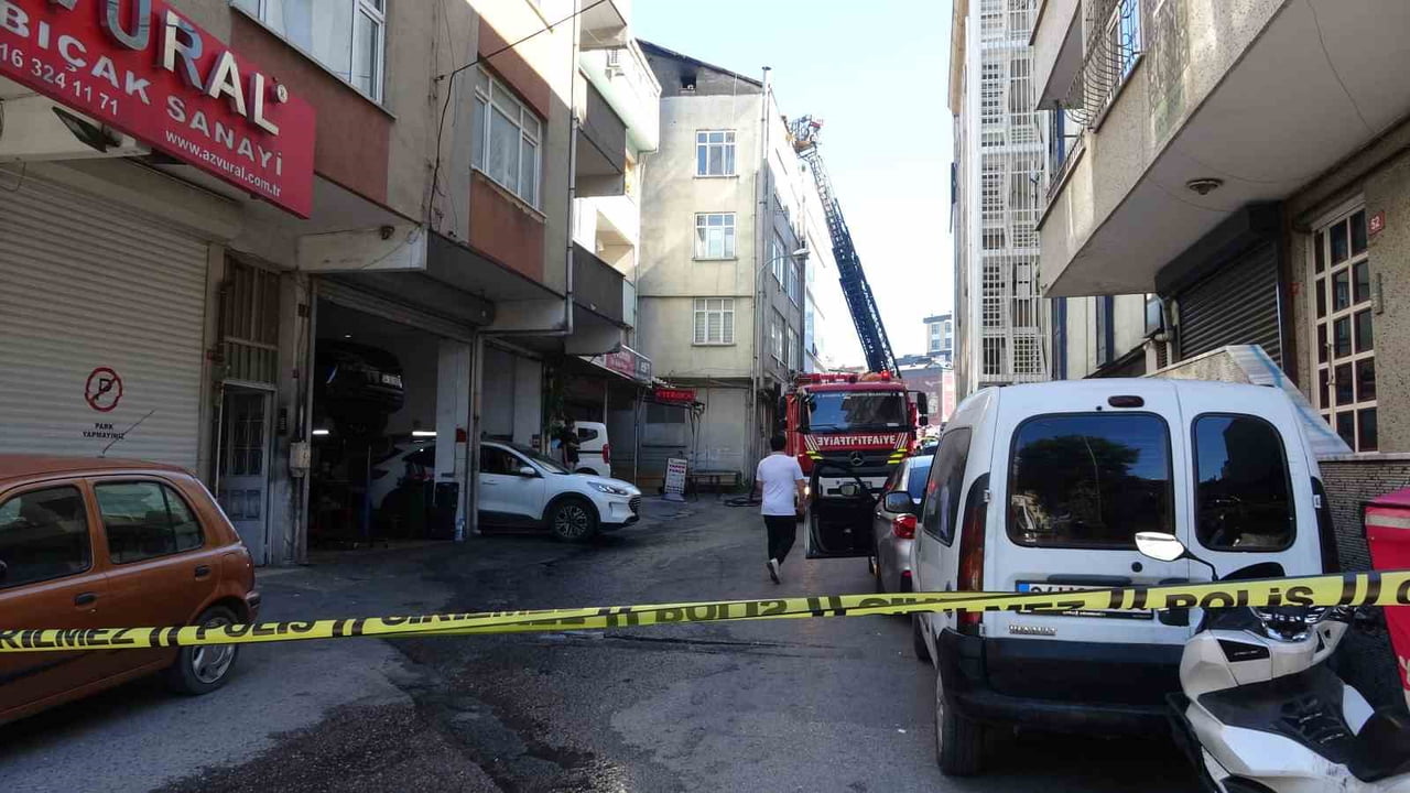 ATAŞEHİR'DE 3 KATLI BİR BİNANIN ÇATI KATINDA ÇIKAN YANGIN İTFAİYE EKİPLERİNİN MÜDAHALESİYLE...