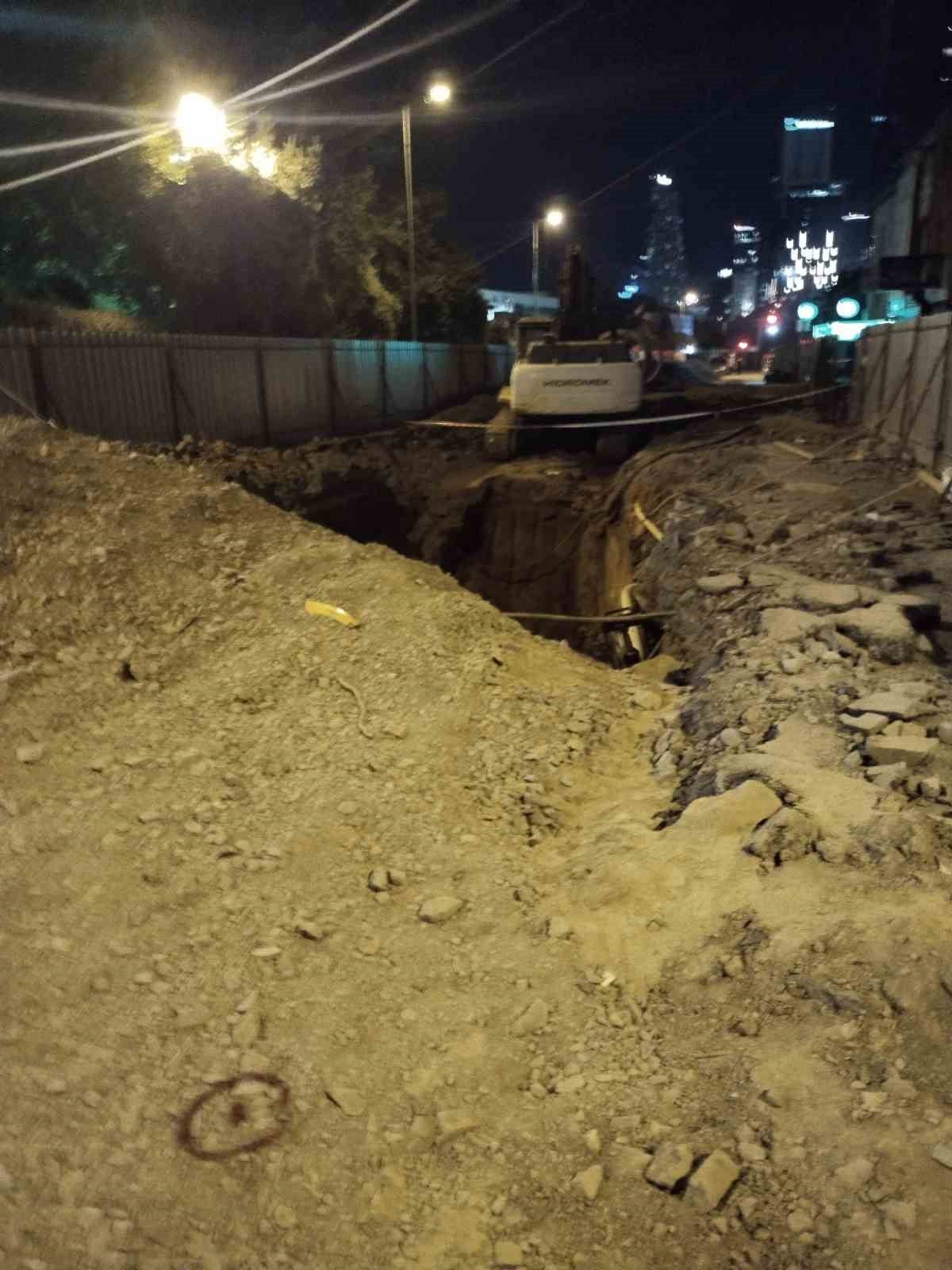 ATAŞEHİR'DE KONTROLDEN ÇIKAN TAKSİ ÇUKURA UÇTU